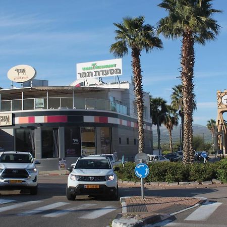 נוף הארבל עם חלון לכינרת Apartamento Migdal Exterior foto