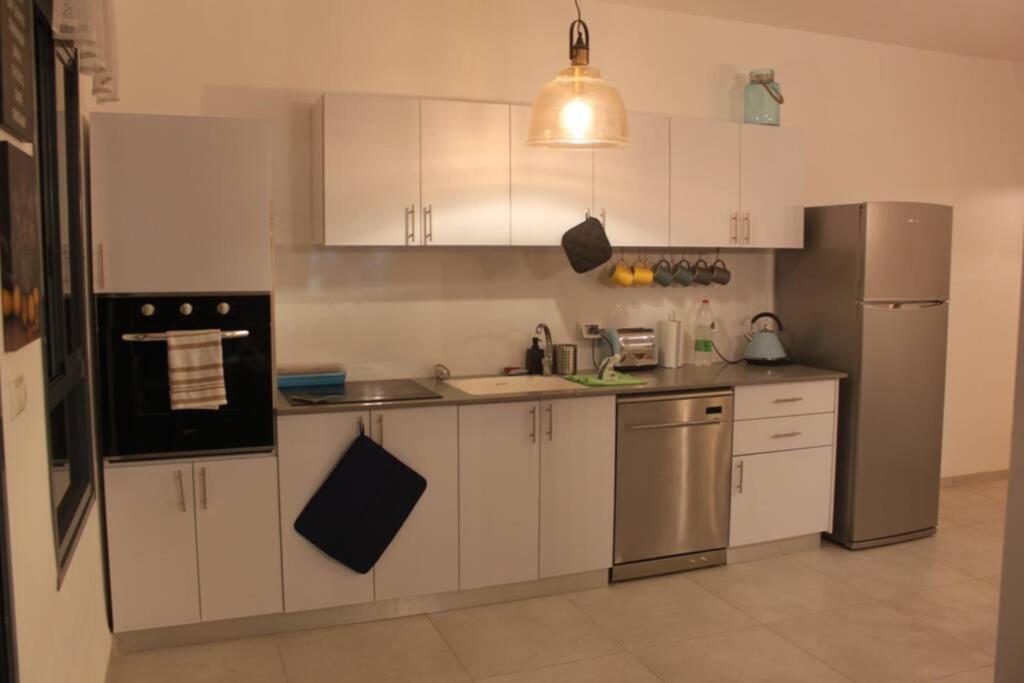 נוף הארבל עם חלון לכינרת Apartamento Migdal Exterior foto