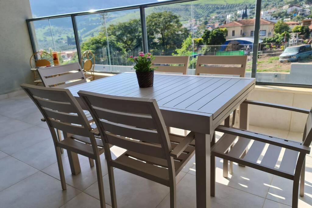 נוף הארבל עם חלון לכינרת Apartamento Migdal Exterior foto